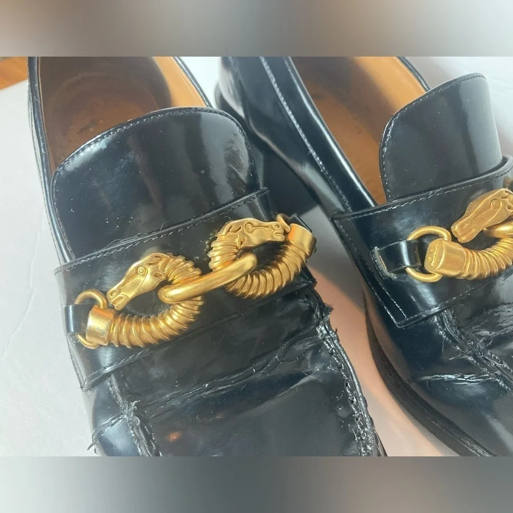 Tory Burch Jessa black patent chunky heels gold equestrian chain horse accent 9M